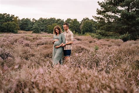 zwangerschapsfotoshoot met focus op buik