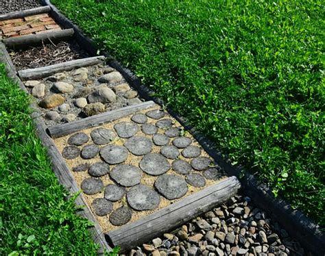 Voorbeeld van een zelfgemaakt blotevoetenpad in een tuin met diverse natuurlijke materialen.