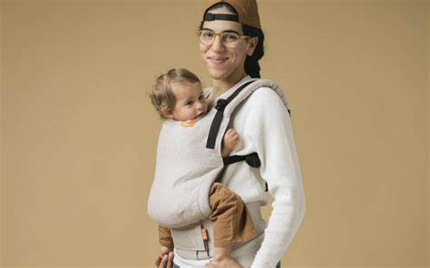 Illustratie van een draagzak voor baby's, met de nadruk op de bewegingsvrijheid voor de drager.