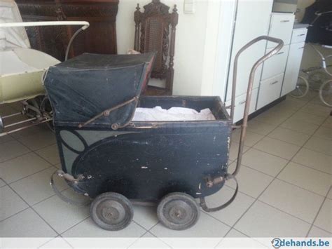 Overzicht van verschillende antieke en vintage kinderwagens die te koop worden aangeboden.