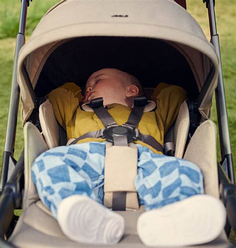 Visualisatie van de Joolz Day5 kinderwagen met een Cybex autostoel erop
