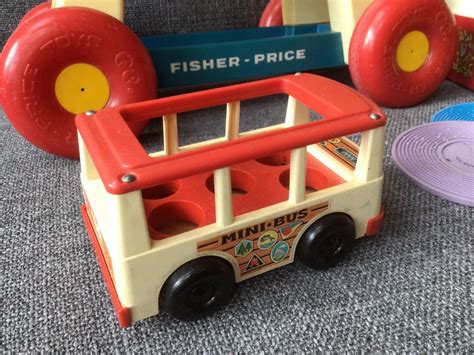 Illustratie van iconische Fisher-Price speelgoedstukken uit de jaren '70, zoals de Chatter telefoon en Little People figuren.