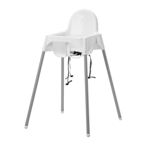 Illustratie van de IKEA ANTILOP kinderstoel met een kindje erin zittend aan tafel.