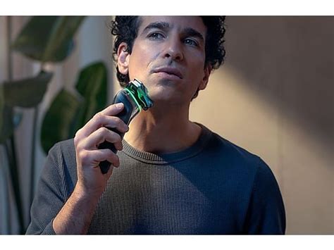 Illustratie van een man die zich comfortabel scheert met een modern elektrisch scheerapparaat