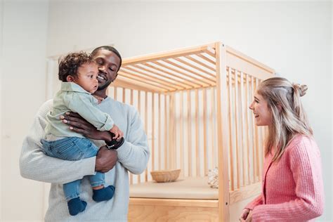 Ouder die baby troost met rustige muziek