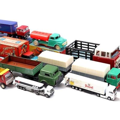 Collectie van diverse blikken speelgoedauto's en vrachtwagens uit China, met verschillende ontwerpen en tijdperken