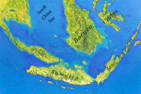 Een kaart van Borneo en Sumatra die de afnemende leefgebieden van orang-oetans toont.