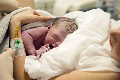 Infographic met de belangrijkste controles en ontwikkelingsmijlpalen van een pasgeboren baby in de eerste weken.