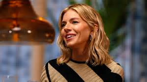 Janine met haar zwangere buik op de schapenboerderij