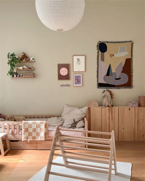 De kinderkamer met babybenodigdheden