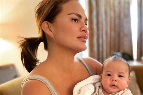 Artistieke portretten van moeders die hun postpartum lichaam met trots tonen.