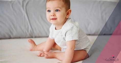 Illustratie van een baby die veilig rechtop zit met ondersteuning op schoot.