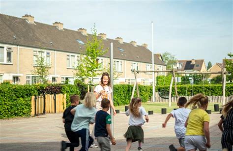 Schema met de tijden voor voor-, dag- en naschoolse opvang, inclusief extra opvangmogelijkheden.