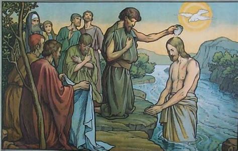 Detail van het gebrandschilderde raam dat de doop van Jezus door Johannes uitbeeldt, met de Bijbelse tekst.