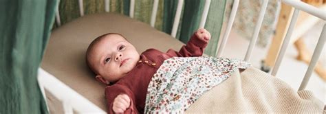 Illustratie van een baby die veilig slaapt in een ledikant