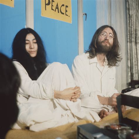 John Lennon en Yoko Ono tijdens een vredesprotest