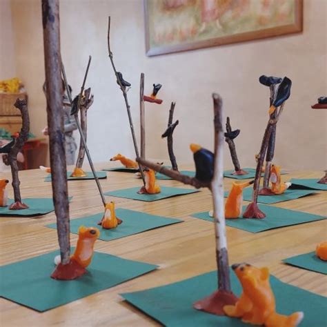 kinderen die boetseren met bijenwas