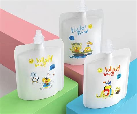 Een kind dat met plezier een herbruikbaar knijpzakje leegt