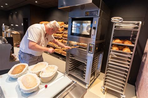 Een close-up van de opening van een herbruikbaar knijpzakje, met een suggestie voor vullen zonder te knoeien