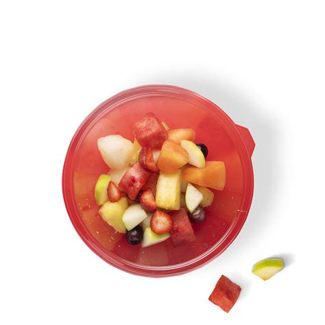 Een kind dat geniet van vers fruit, creatief gesneden