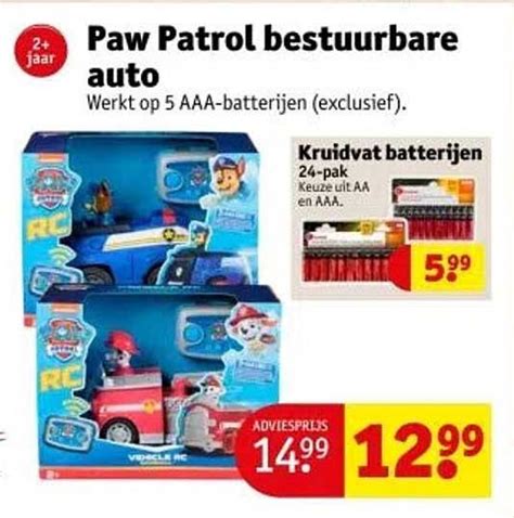 Een PAW Patrol radiografisch bestuurbare auto met een kind dat ermee speelt.