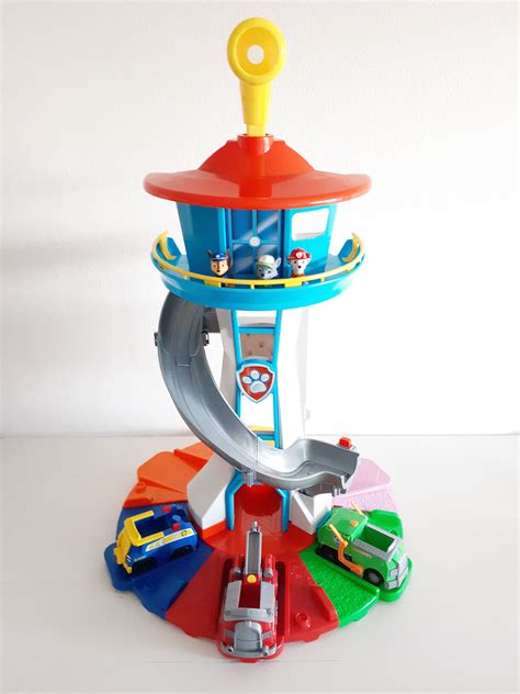 De PAW Patrol uitkijktoren met de pups eromheen.