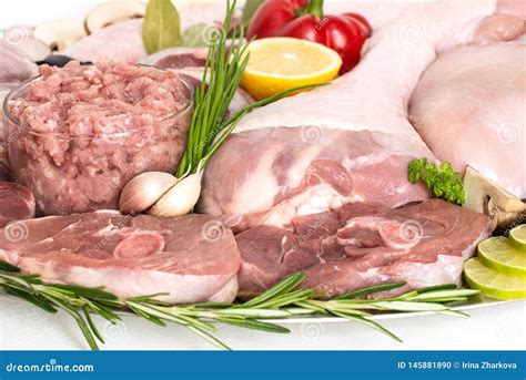 Illustratie van verschillende soorten vlees, met nadruk op wit vlees zoals kip en kalkoen.