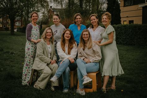 Foto van het team van Verloskundigenpraktijk Evy in een warme, uitnodigende praktijkomgeving