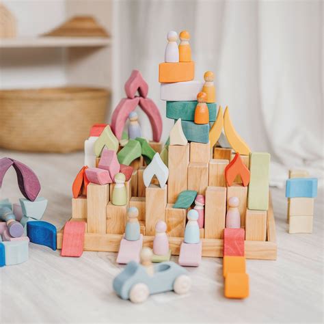 Illustratie van verschillende Grimm's houten speelgoedjes, zoals blokken, regenboog en dierenfiguren.