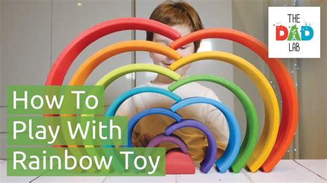 Een kind dat met de Grimm's Wooden Rainbow speelt, de segmenten stapelend.
