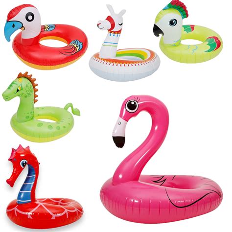 Collage van verschillende flamingo zwembanden in diverse kleuren en maten