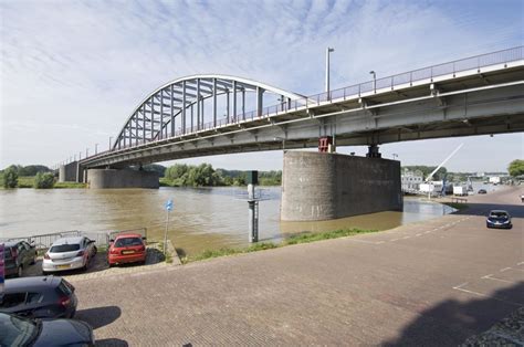 schematische weergave van de John Frostbrug met de Nederrijn