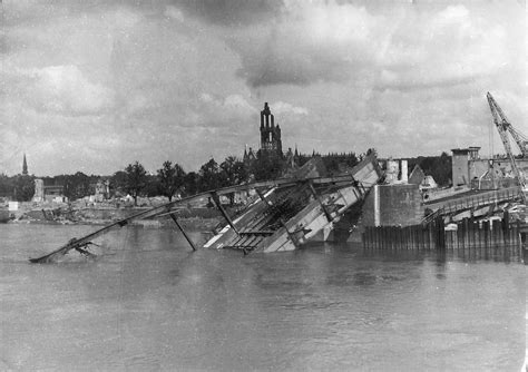 historische foto van de John Frostbrug tijdens de Slag om Arnhem