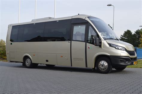 Interieur van een luchthavenlounge met comfortabele zitplaatsen en tafels