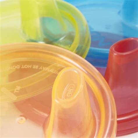 Illustratie van diverse Nûby producten, waaronder drinkbekers, bijtringen en lepels.