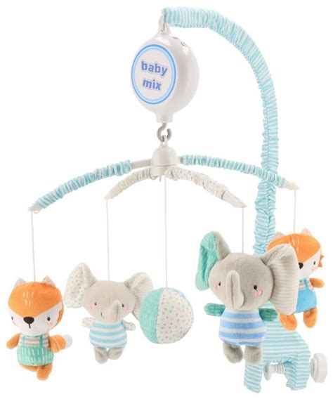 Een schattige, gebreide muziekmobiel met dierenfiguurtjes hangend boven een babybox.