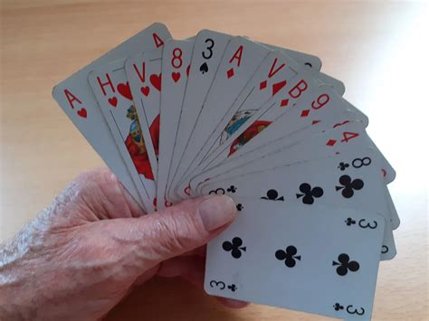 Foto van een werkplek waar kaarten met de hand worden versierd en ingepakt.