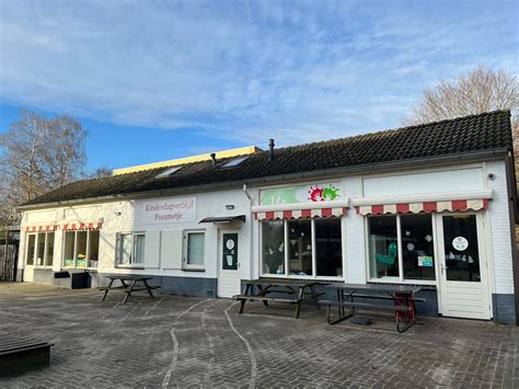 Informatieve kaart met de locatie van Kinderdagverblijf Pommetje De Horsten in Apeldoorn, nabij scholen en winkelcentrum.