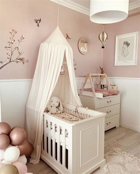 Collage van verschillende babykamer thema's voor meisjes, met voorbeelden van kleurenpaletten en decoratieve elementen.