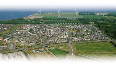 Schematische weergave van de gebiedsindeling van Almere Pampus, met aanduiding van woningbouwzones, groenvoorzieningen en waterwegen.