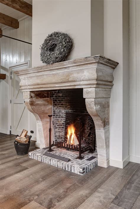 houten poppen open haard met schouw en accessoires