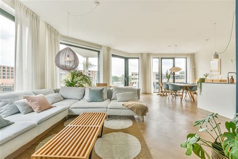 Foto van een sfeervol ingerichte woonkamer met een opgezet bevalbad