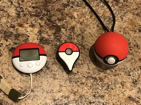 Een afbeelding van de Poké Ball Plus controller, die lijkt op een traditionele Pokébal.