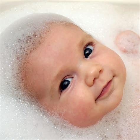 Vrouw die geniet van een bad met baby