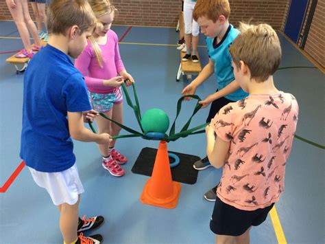 Collage van kinderen die diverse grove motorische activiteiten uitvoeren: klimmen, springen, fietsen.