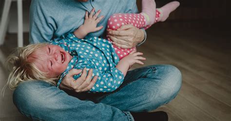 Illustratie van een peuter die een driftbui heeft, met ouders die geduldig reageren.