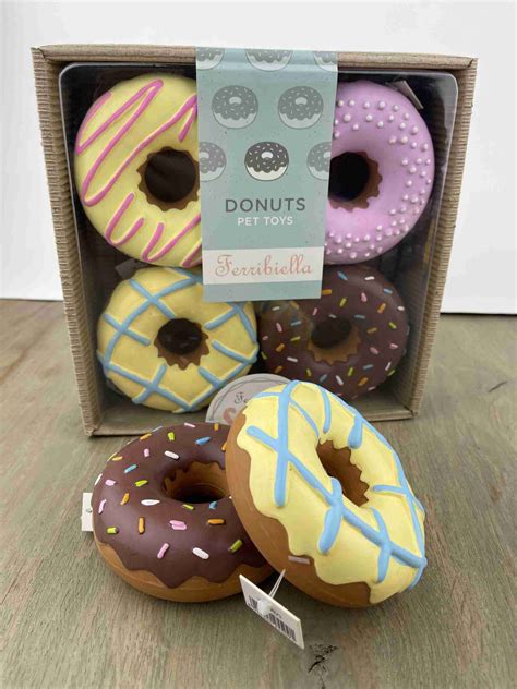 Close-up foto van Ferribiella Latex Donuts, die de textuur en vorm benadrukken