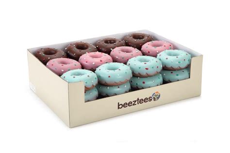 Overzichtsfoto van een showdoos gevuld met Beeztees Doggy Donuts in verschillende kleuren