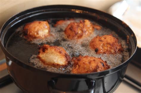 Schema met de verschillende methoden voor het bakken van oliebollen: frituurpan, pan, airfryer.