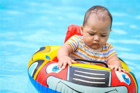 Een baby die comfortabel in een babyfloat zit en plezier heeft in het water.
